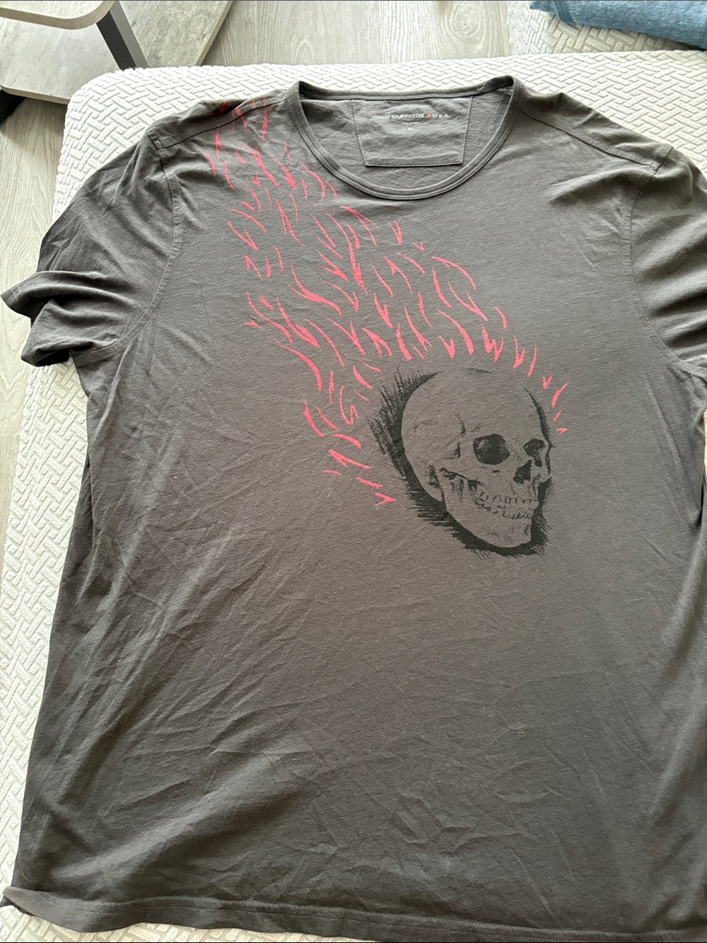 John Varvatos xl Men's Gray Graphic Skull Tee with Pink Flame Accent